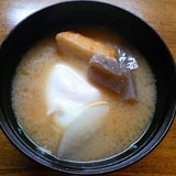 大根と蒟蒻と薩摩揚げと落とし卵の味噌汁